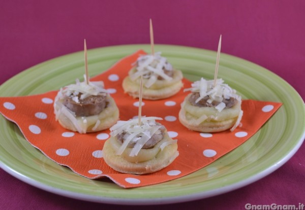 Tartine con salsicce e patate