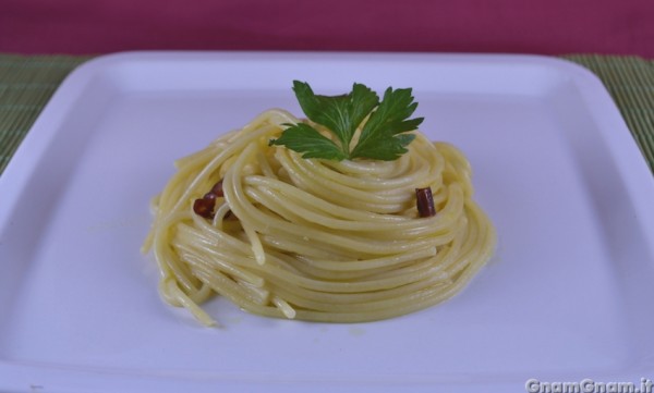 Spaghetti aglio olio e peperoncino