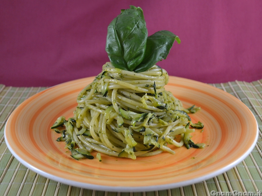 Bucatini zucchine e pesto