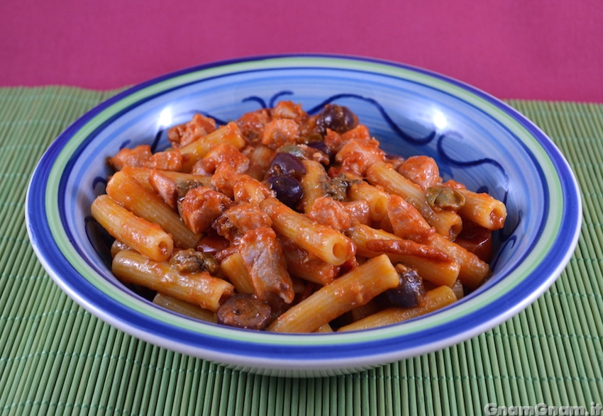 Pasta tonno olive e capperi