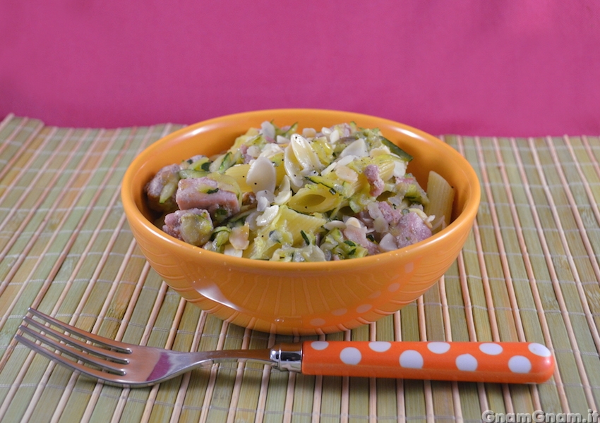 Pasta con tonno zucchine e mandorle