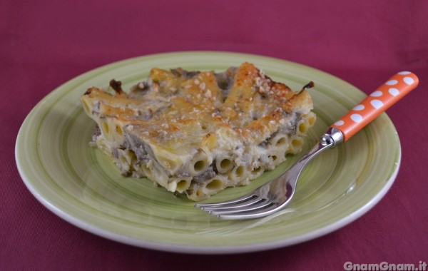 Pasta al forno con carciofi e salsicce