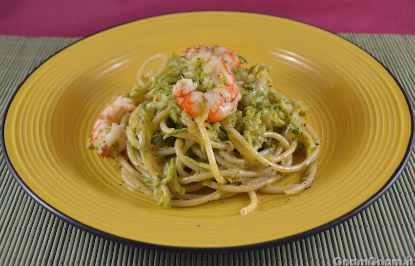 Bucatini con gamberoni zucchine e pistacchio – Video ricetta