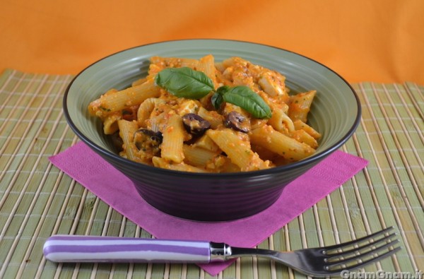 Insalata di pasta con pesto di peperoni