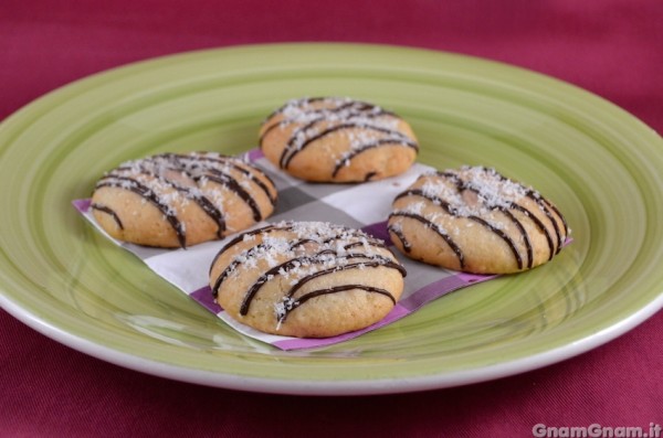 Biscotti cocco e mandorle senza burro ne' uova