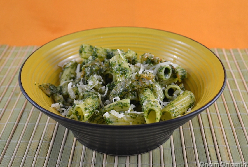 Insalata di pasta con pesto di rucola e salmone