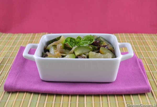 Zucchine con cipolle e olive