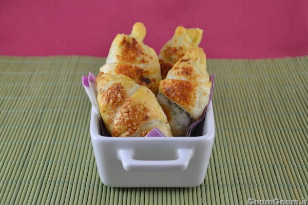 Cornetti salati con melanzane e pesto