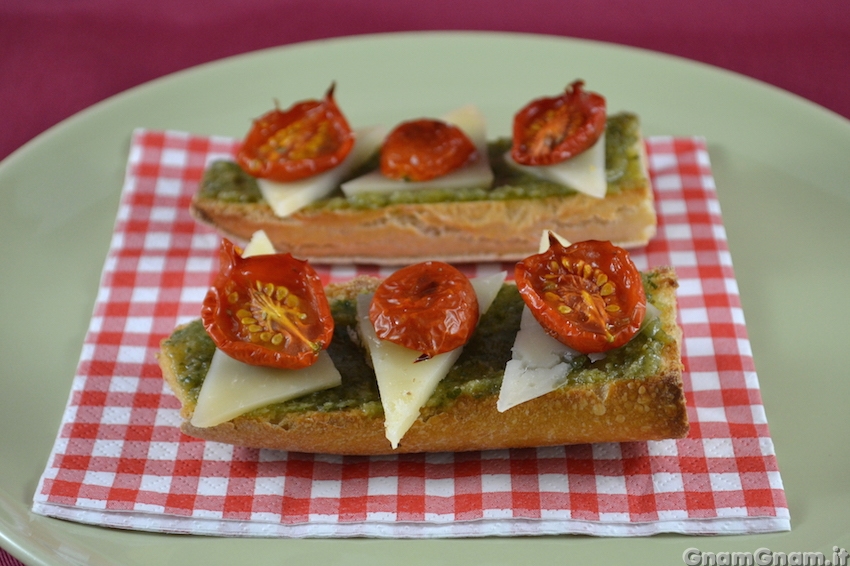 Bruschette con pesto alle mandorle e pomodorini