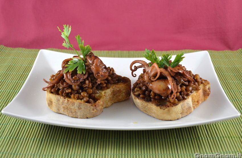 Bruschette con lenticchie e polipetti