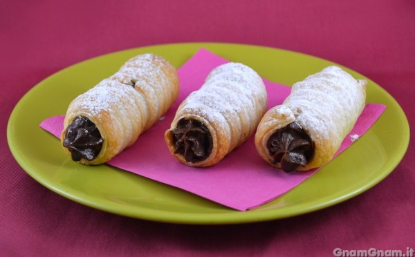 Cannoli di sfoglia alla nutella