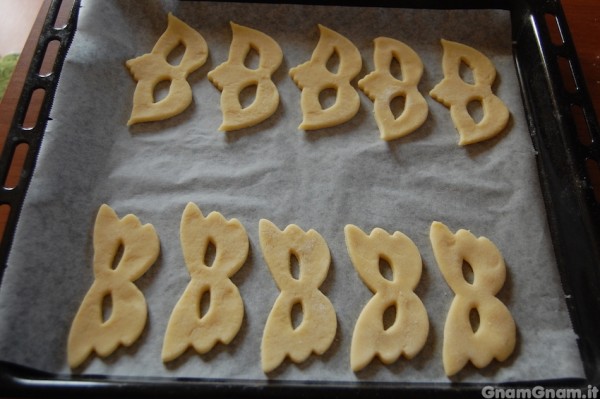 Come realizzare dei simpatici biscotti di carnevale a forma di mascherine 