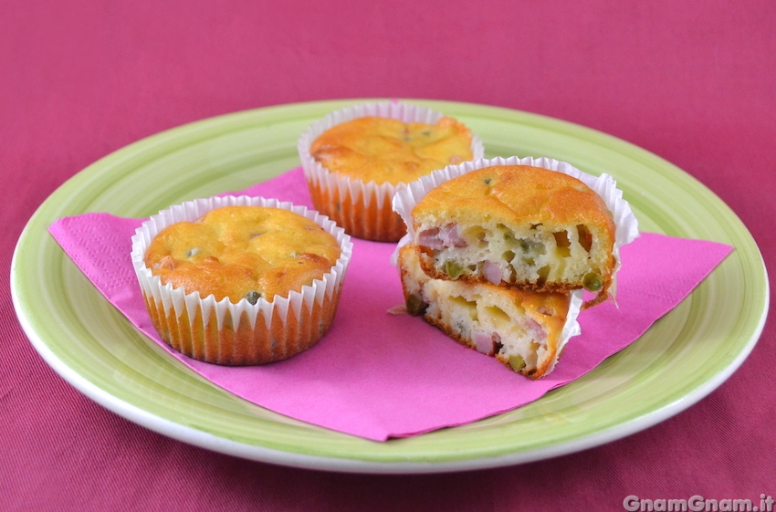 Muffin salati con piselli e prosciutto