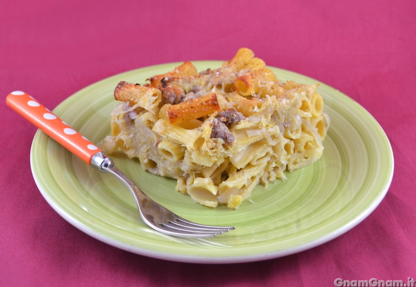 Pasta con verza e salsicce