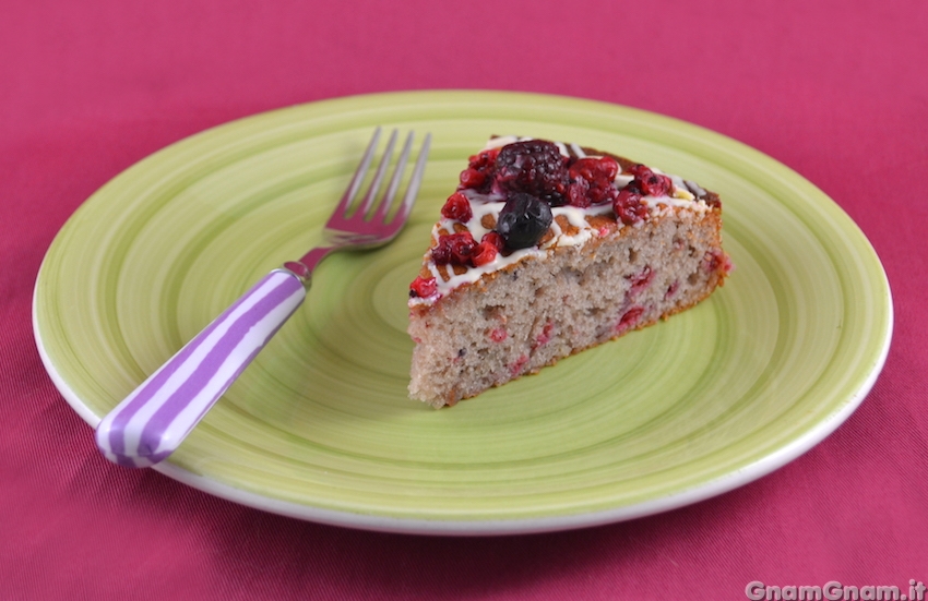 Torta al cioccolato bianco e frutti di bosco Foto finale