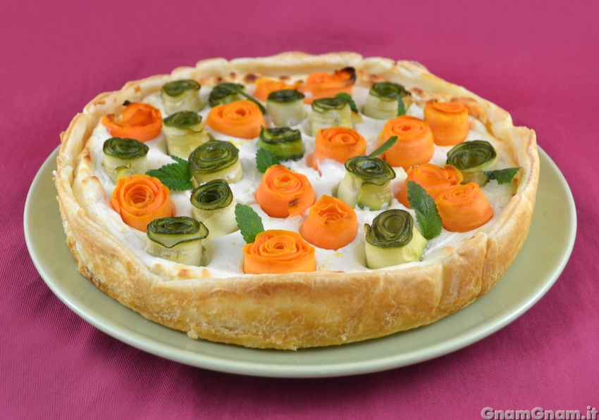 Torta salata con rose di verdure