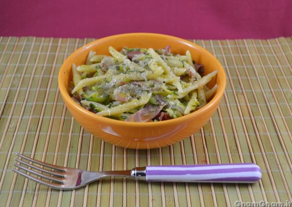 Pasta con zucchine e speck