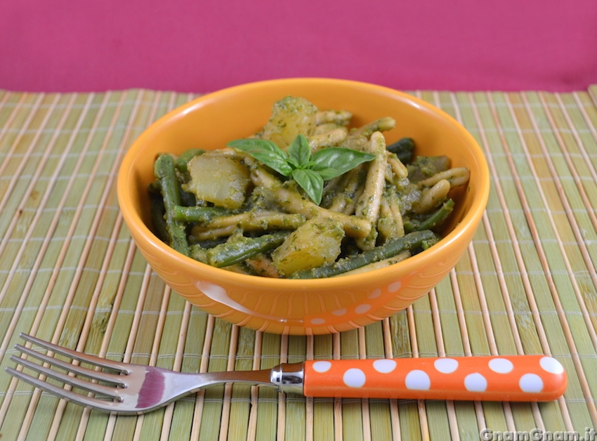 Pasta al pesto con patate e fagiolini