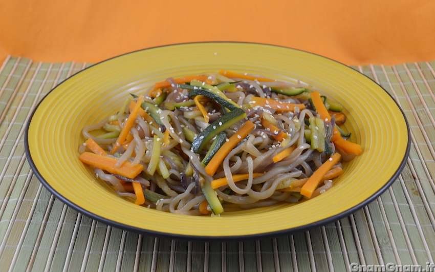 Spaghetti di konjac alle verdure