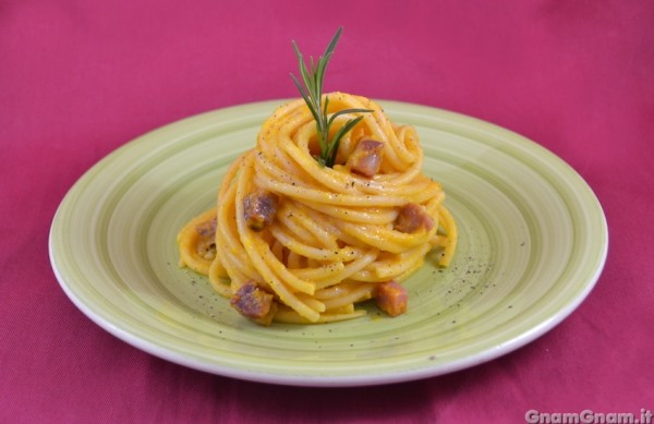 Bucatini con zucca e prosciutto crudo