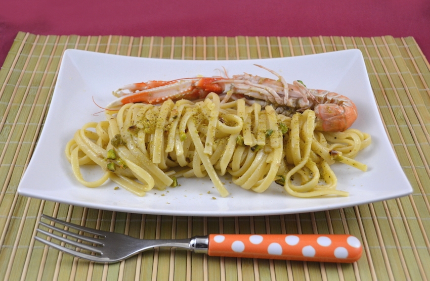 Linguine con scampi e pistacchi