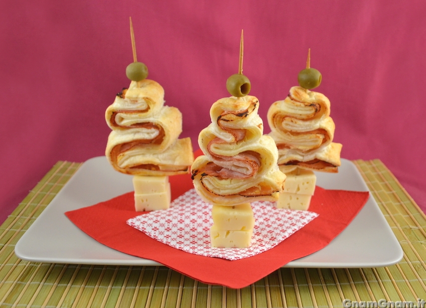 Dolci Di Natale Con Pasta Sfoglia.Alberelli Di Pasta Sfoglia La Ricetta Di Gnam Gnam