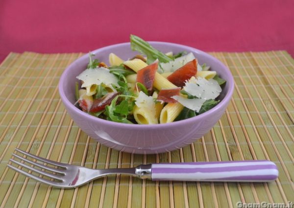 Insalata di pasta con crudo rucola e scaglie