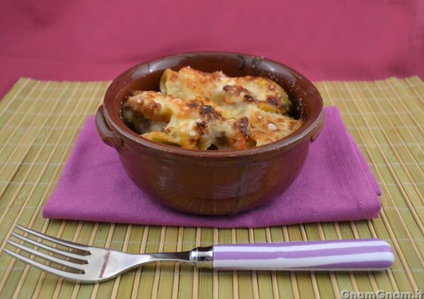 Pasta al forno con peperoni e salsicce