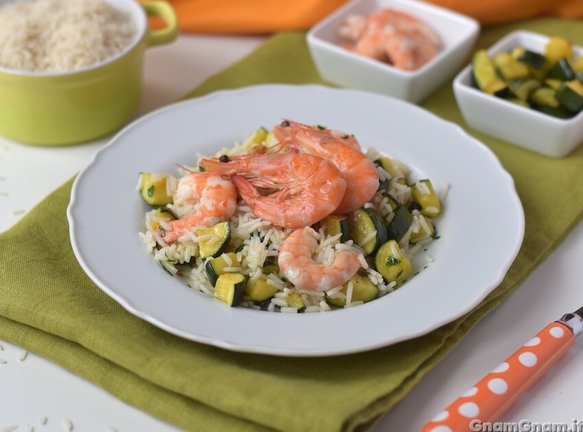 Insalata di riso con zucchine e gamberi