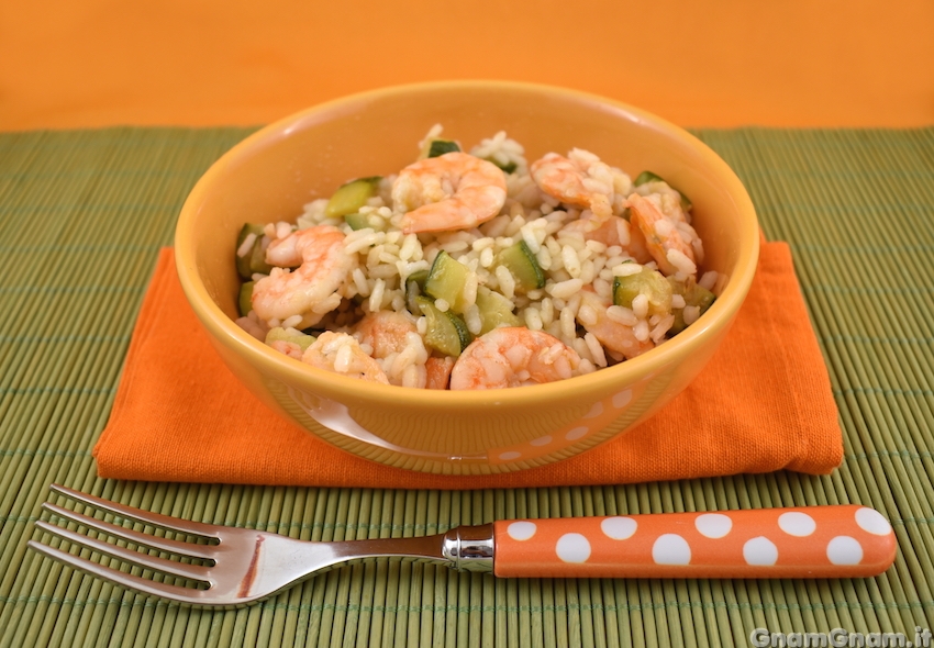 Insalata di riso con zucchine e gamberi