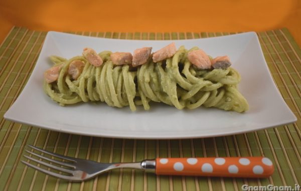 Pasta con pesto di avocado e salmone