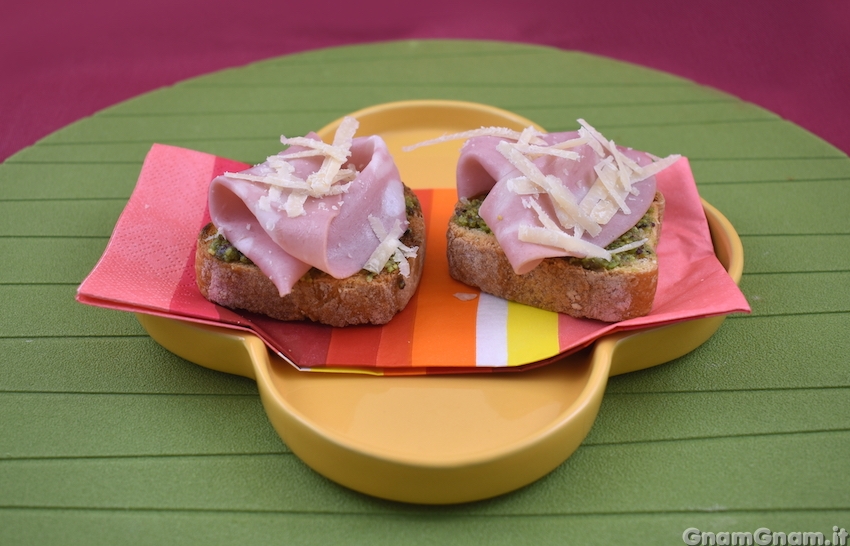 Bruschette mortadella e pistacchio