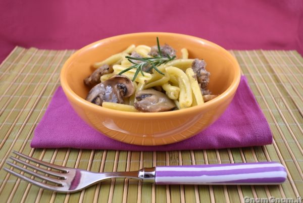 Pasta funghi e salsicce