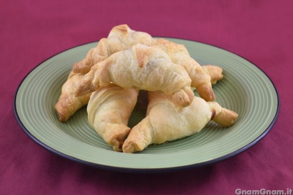 Cornetti salati speck e noci