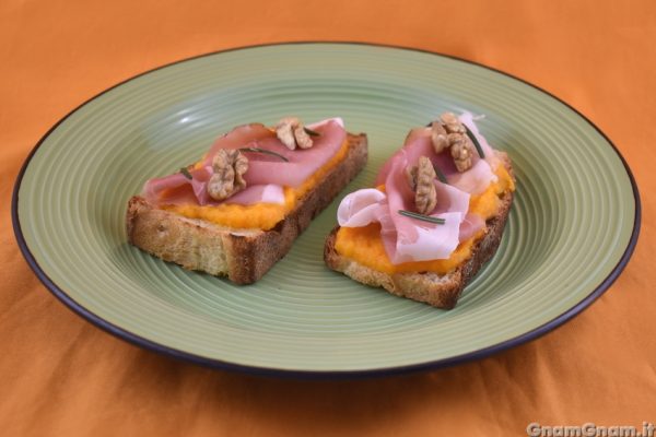 Bruschette zucca e speck