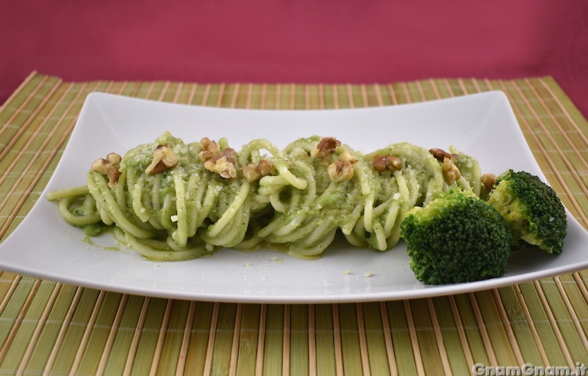 Spaghetti con crema di broccoli e noci