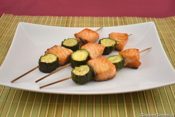 Spiedini di salmone e zucchine