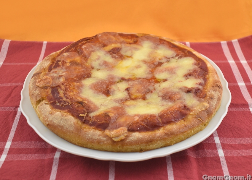 Pizza veloce con lievito istantaneo ! è un ricetta creata dall'utente  vreda. Questa ricetta Bimby® potrebbe quindi non essere stata testata, la  troverai nella categoria Prodotti da forno salati su  , la