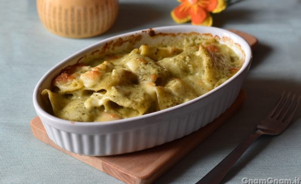 Pasta al forno con besciamella e pesto