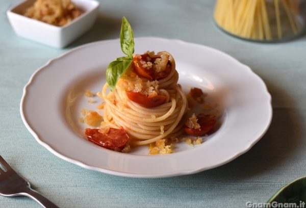 Spaghetti pomodoro e mollica di pane