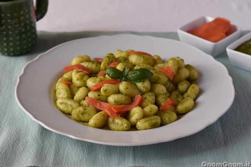 Gnocchi con pesto e salmone