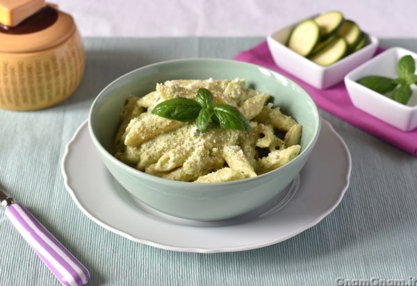 Pasta con zucchine e robiola