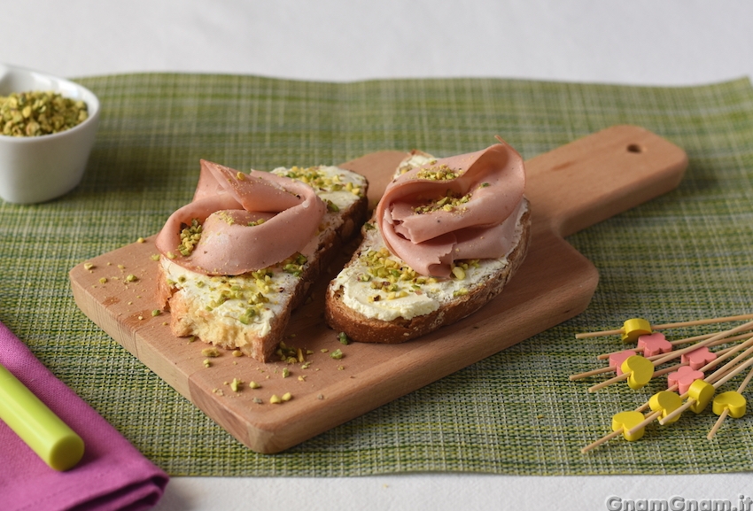 Bruschette robiola e mortadella