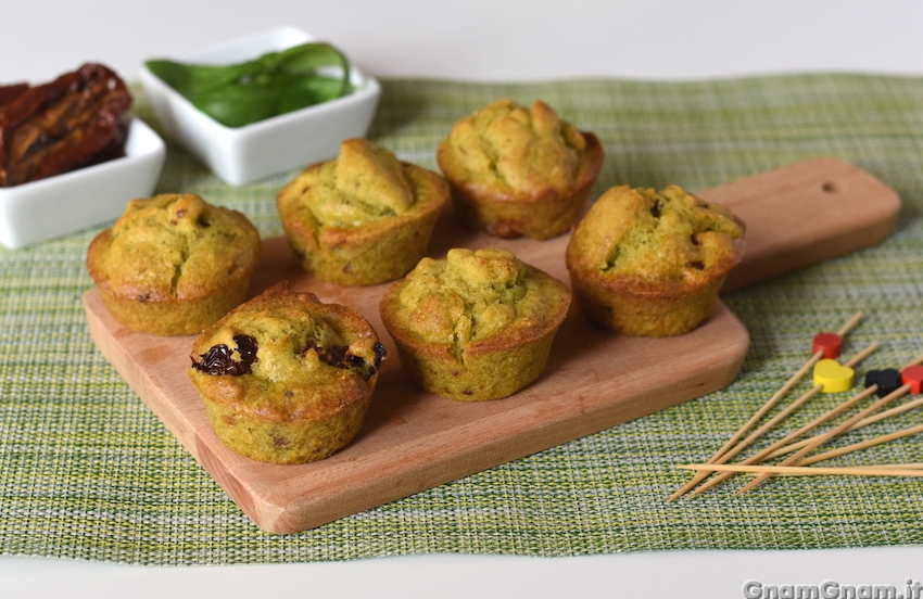 Muffin pesto e pomodori secchi