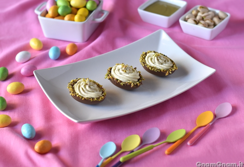 Ovetti di cioccolato ripieni al pistacchio