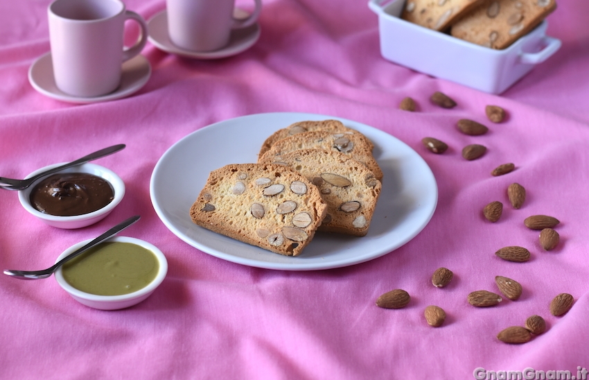 Biscotti croccanti con albumi e frutta secca