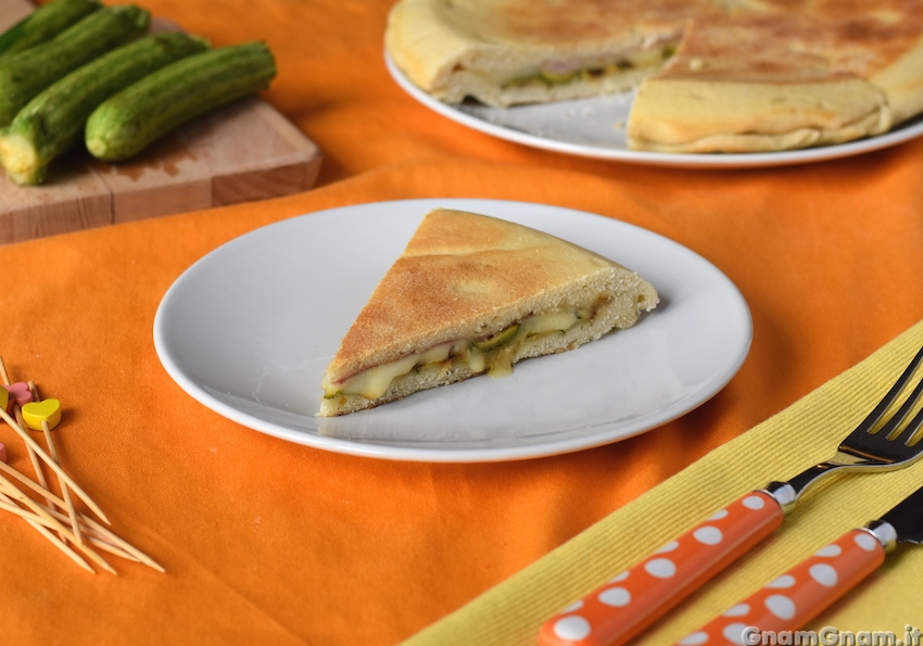 Schiacciata con prosciutto e zucchine in padella