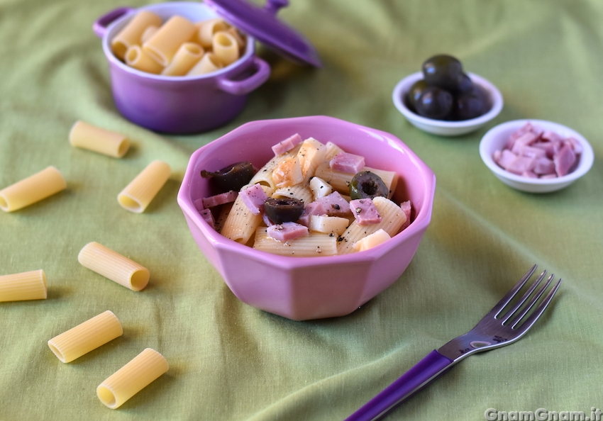 Insalata di pasta con prosciutto e formaggio