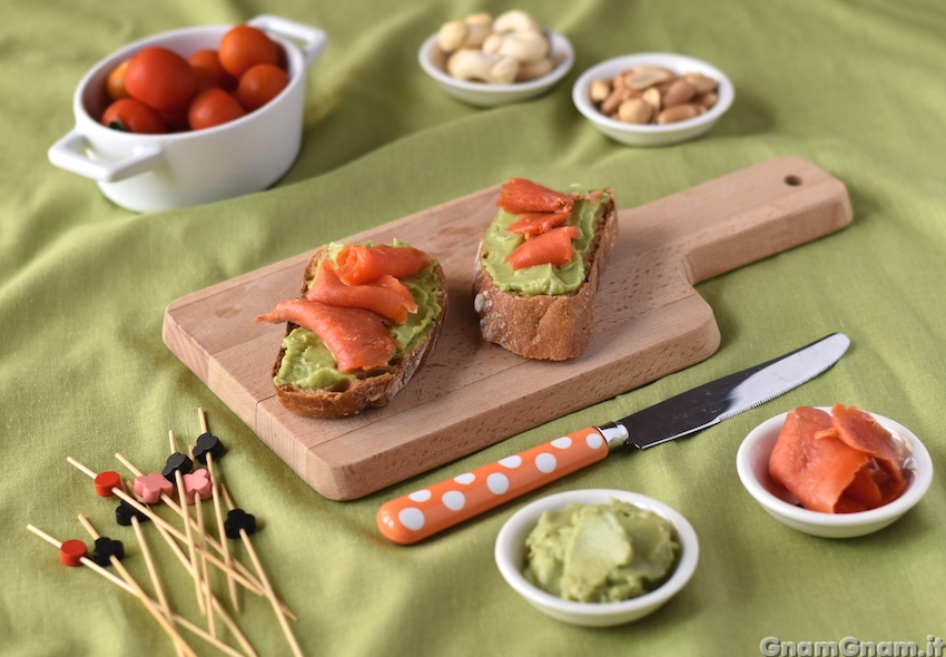 Bruschette avocado e salmone