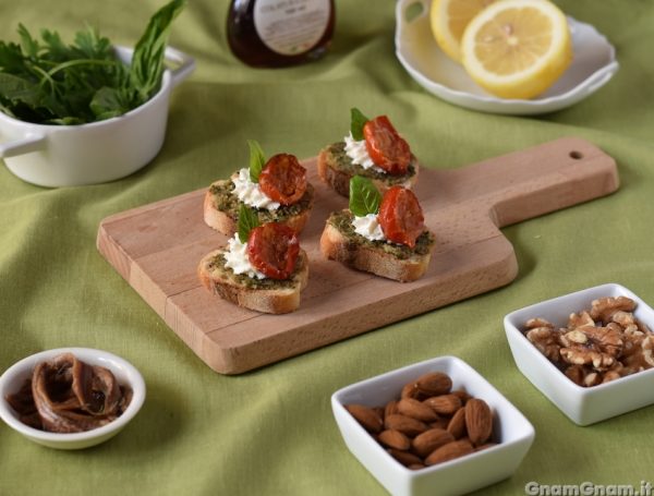 Crostini con pesto alla cetarese